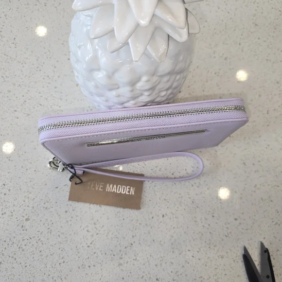 *BRAND NEW* STEVE MADDEN BZIPPY GENTLE LAVENDER WRISTLET - Picture 3 of 8